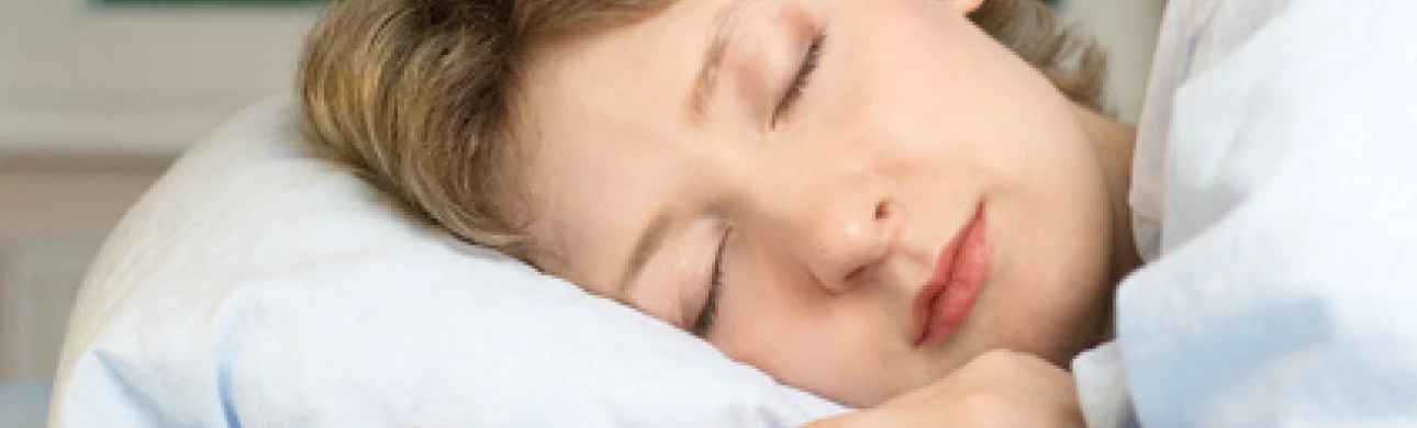 Druhý polštář pod hlavu může pomoci udržet nižší nitrooční tlak