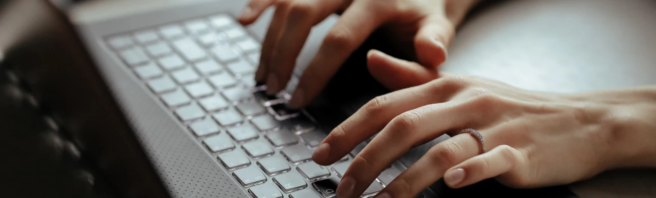 Kvůli četným modřinám na dívčině těle lékař kontaktoval sociální pracovníky