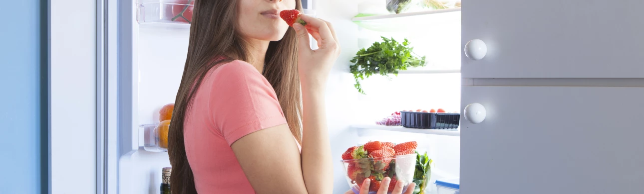 Luxujete o půlnoci ledničku? Vyzkoušejte 9 tipů proti nočnímu přejídání