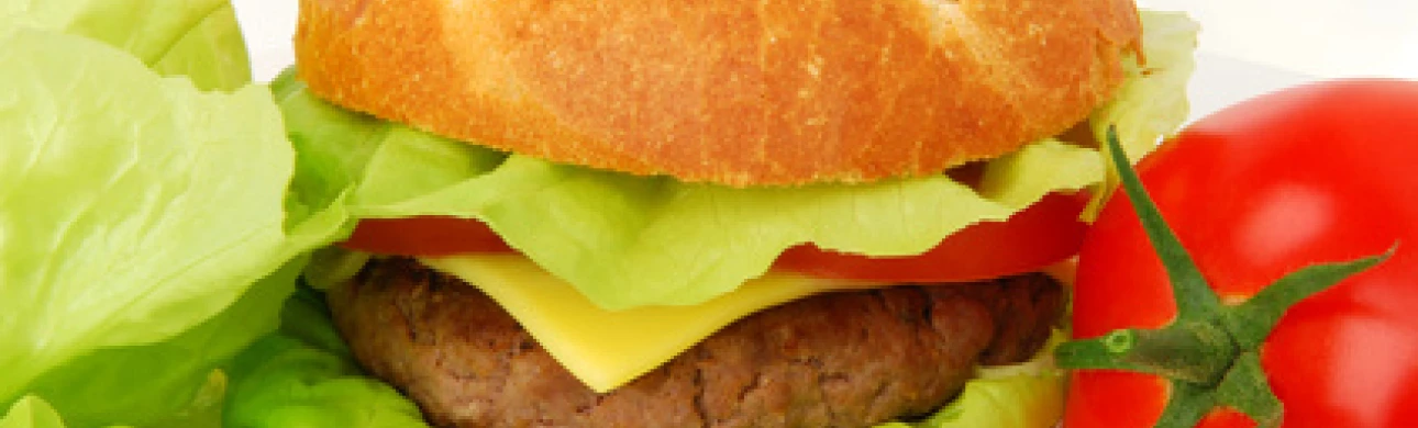 Konzumace hamburgerů může zvyšovat riziko astmatu